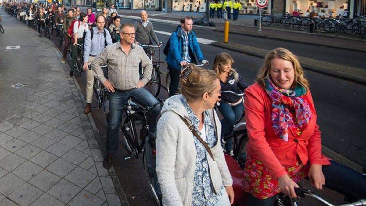 Dutch cyclists queing