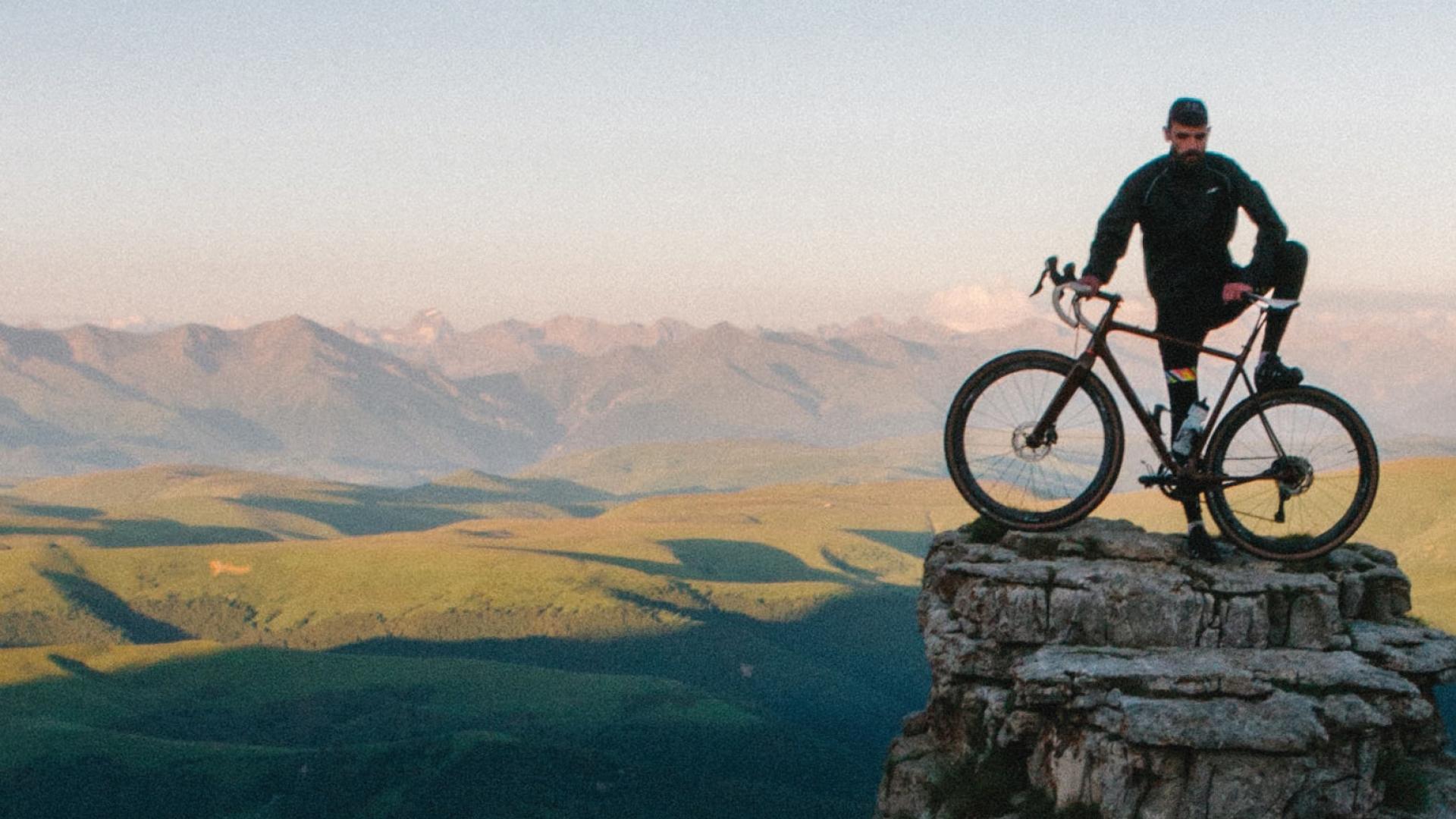 Fietser op een berg