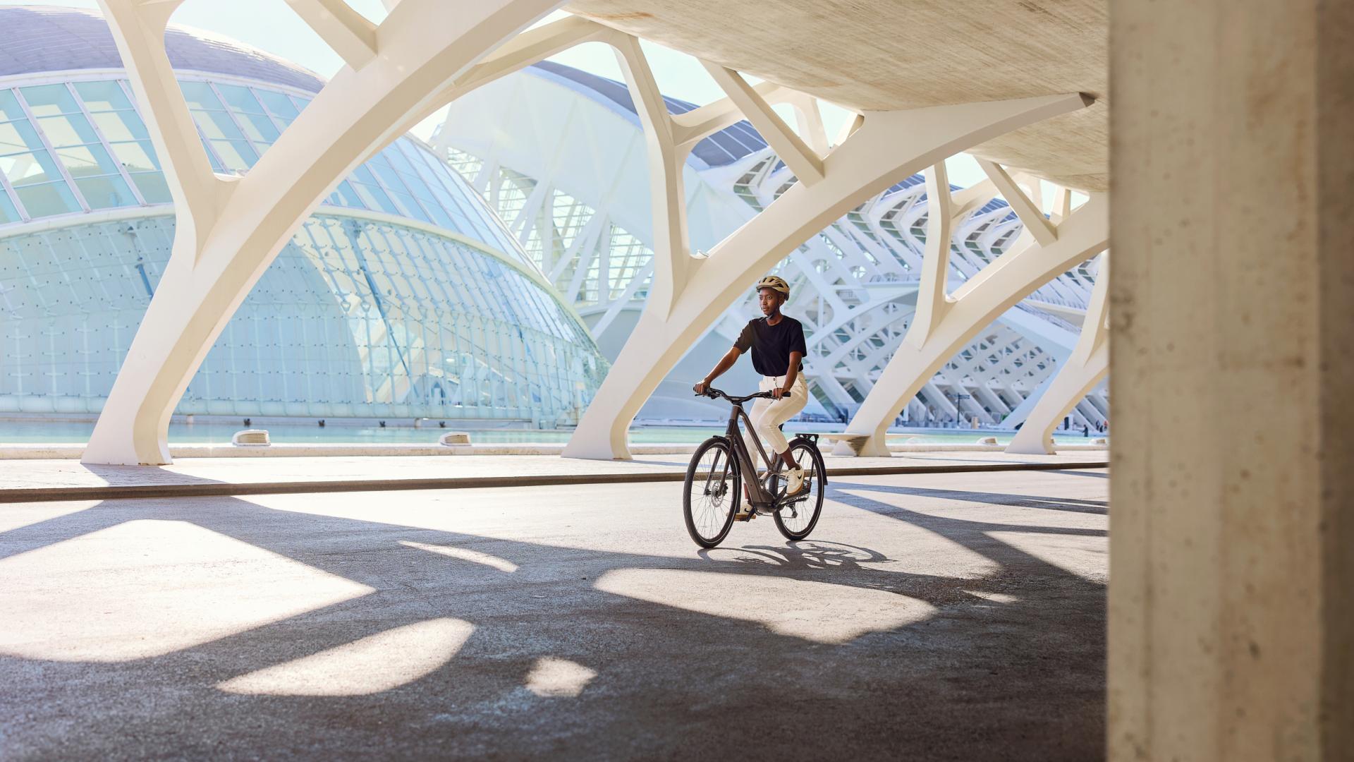 Woman on bike - Shimano Lifestyle Cues Valencia